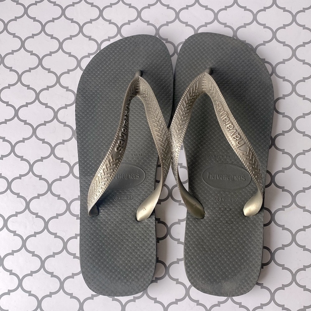 Havaianas Women’s Gray Flip Flops - Classic Metallic Strap